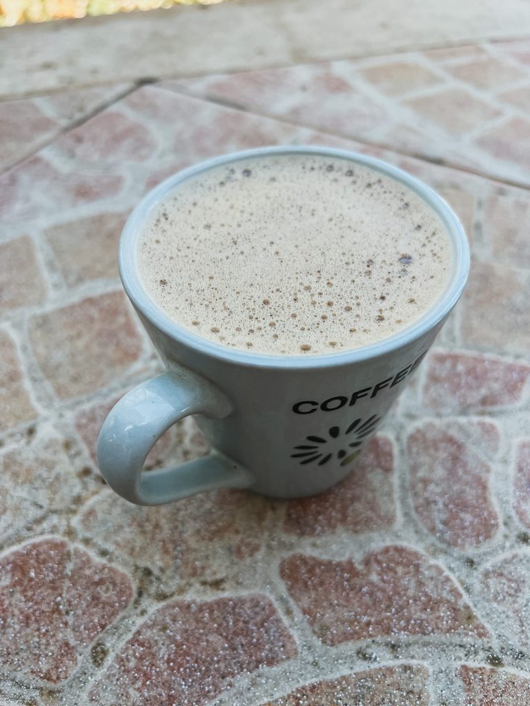 Teplý karobový nápoj (bezkofeínová náhrada kakaa)